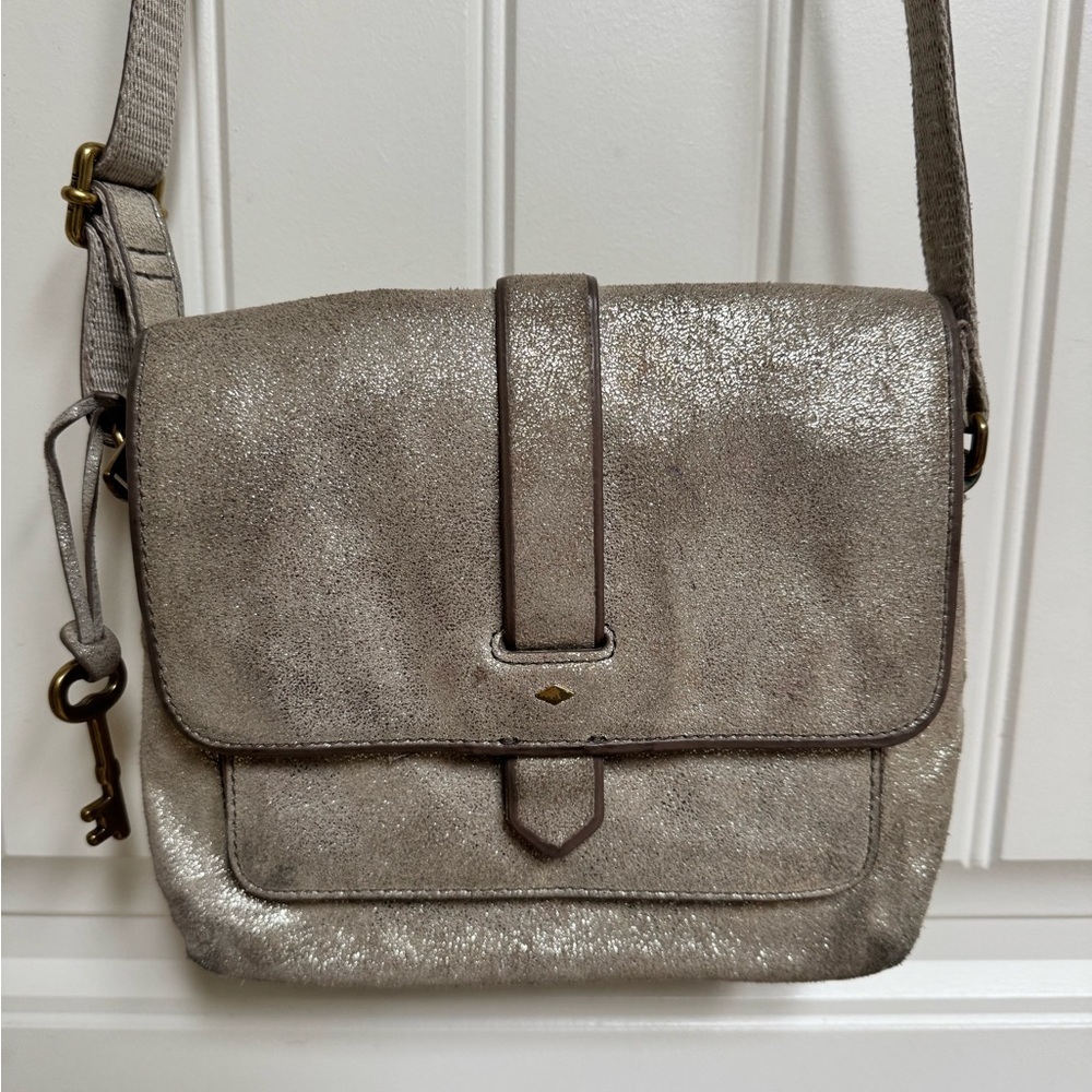 Fossil Kinley Champagne Glitter Leather Crossbody Bag with Key. 8.5” x 7” x 2.5